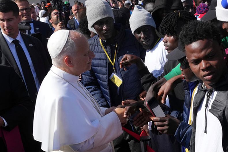 El papa León XIV se reúne con migrantes en el centro Las Raices, en San Cristóbal de la Laguna, Tenerife, España, el 12 de junio de 2026. (AP Foto/Alessandra Tarantino)