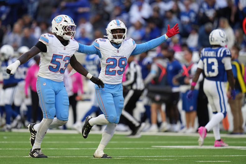 El linebacker de los Titans de Tennessee Anthony Hill Jr. y el safety Tony Adams celebran una jugada en el encuentro ante los Colts de Indianápolis el domingo 18 de octubre del 2026. (AP Foto/Jeff Roberson)