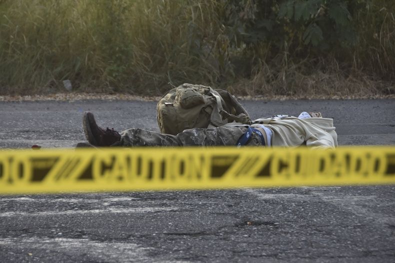 Una cinta de seguridad rodea al cuerpo tendido de una persona en una calle de Culiacán, Sinaloa, México, el 14 de octubre de 2024. (AP Foto)