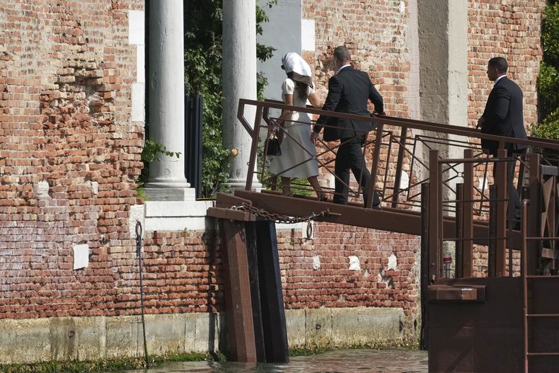 Lauren Sánchez, a la izquierda, llega a la isla de San Giorgio previo a su boda con Jeff Bezos, en Venecia, Italia, el viernes 27 de junio de 2025. (Foto AP/Antonio Calanni)