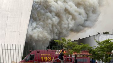 americateve | Una nube de humo brota del auditorio Sim&oacute;n Bol&iacute;var del Memorial de Am&eacute;rica Latina, un complejo pol&iacute;tico, cultural y de esparcimiento que dise&ntilde;&oacute; el famoso arquitecto Oscar Niemeyer, el viernes 29 de noviembre de 20