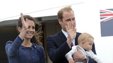 americateve | El pr&iacute;ncipe brit&aacute;nico Guillermo, su esposa Kate y el hijo de ambos, Jorge, a su partida de Wellington, Nueva Zelanda, rumbo a Sydney, Australia, el mi&eacute;rcoles 16 de abril de 2014. (AP Foto/SNPA, Ross Setford)