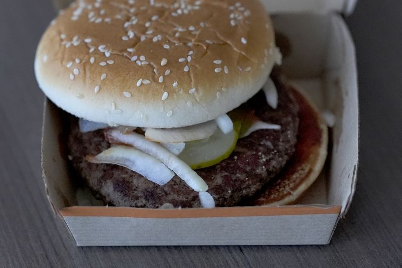 Una hamburguesa cuarto de libra de McDonalds fotografiada el 23 de octubre de 2024, en Chicago. (AP Foto/Charles Rex Arbogast)