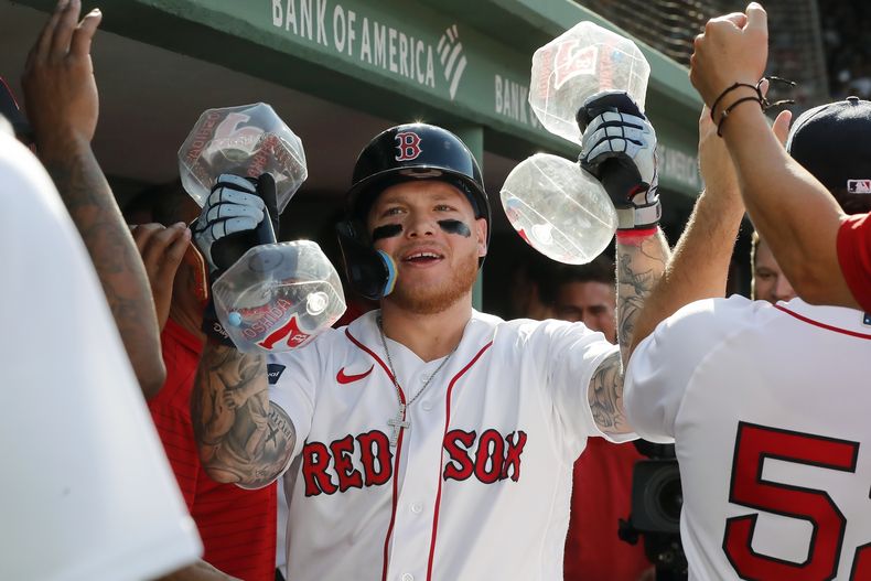 El mexicano Alex Verdugo, de los Medias Rojas de Boston, celebra su jonrón en el primer inning del juego ante los Dodgers de Los Ángeles, el sábado 26 de agosto de 2023 (AP Foto/Michael Dwyer)