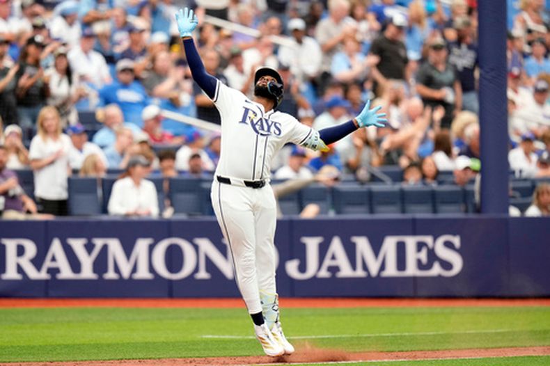 El dominicano Junior Caminero de los Rays de Tampa Bay celebra su jonrón solitario en la tercera entrada ante los Cachorros de Chicago el lunes 6 de abril del 2026. (AP Foto/Chris OMeara)