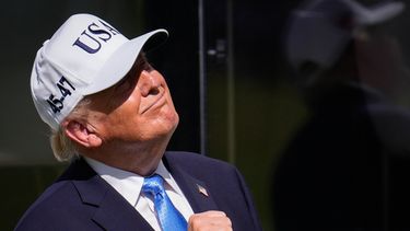 El presidente Donald Trump levanta el puño en el primer tee antes de los partidos individuales de la ronda final del torneo de golf de la Presidents Cup entre equipos de EEUU e internacionales en el Medinah Country Club, el 27 de septiembre de 2026, en Medinah, Illinois. (Foto AP/Matt Slocum)