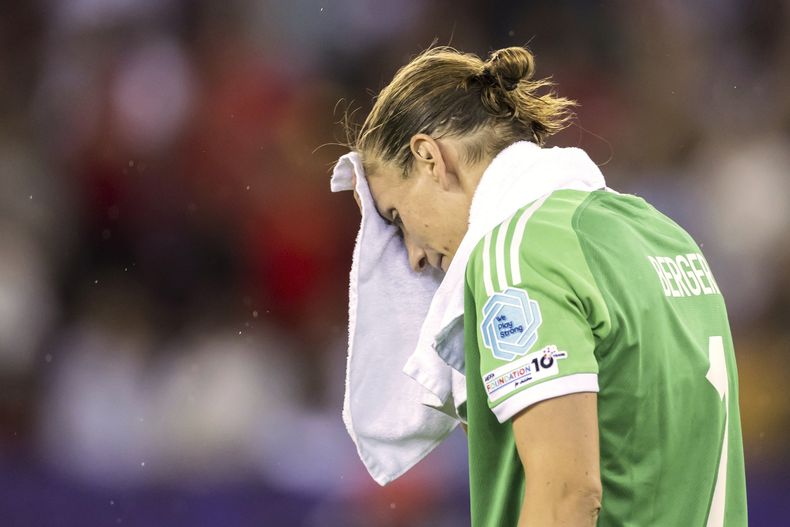 La portera alemana Ann-Katrin Berger reacciona al final de la semifinal ante España de la Eurocopa 2025 el miércoles 23 de julio del 2025. (Michael Buholzer/Keystone via AP)