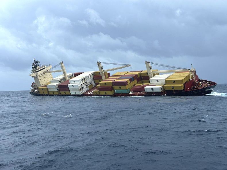 En esta imagen publicada por la Guardia Costera India, el MSC ELSA 3, un portacontenedores con bandera de Liberia que carga mercancías peligrosas, se hunde cerca de la costa sur de India en el mar Arábigo, el domingo 25 de mayo de 2025. (Guardia Costera de India via AP)