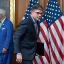 El presidente de la Cámara de Representantes, Mike Johnson, republicano de Luisiana, se marcha tras una conferencia de prensa en el día 27 del cierre de gobierno en el Capitolio, en Washington, el lunes 27 de octubre de 2025. (AP Foto/J. Scott Applewhite) El presidente de la Cámara de Representantes, Mike Johnson, republicano de Luisiana, se marcha tras una conferencia de prensa en el día 27 del cierre de gobierno en el Capitolio, en Washington, el lunes 27 de octubre de 2025. (AP Foto/J. Scott Applewhite)