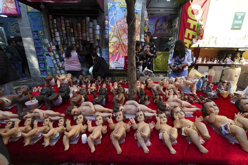 Figuras del Niño Dios a la venta de cara al día de la Candelaria, en Ciudad de México, el jueves 30 de enero de 2025. (AP Foto/Marco Ugarte)