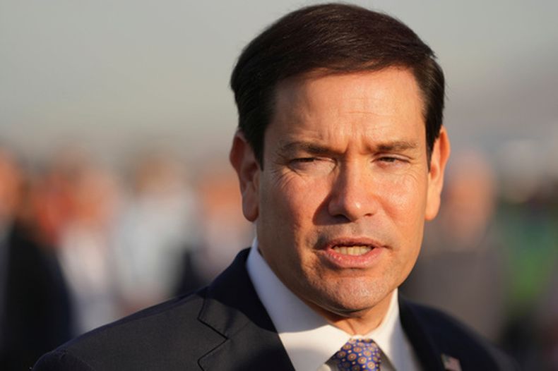El secretario de Estado de Estados Unidos, Marco Rubio, habla a la prensa antes de abordar un avión en el aeropuerto internacional Eleftherios Venizelos cerca de Atenas, Grecia, el jueves 8 de octubre de 2026. (AP Foto/Mark Schiefelbein, Pool)