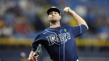 Shane McClanahan, abridor de los Rays de Tampa Bey, hace un lanzamiento ante los Piratas de Pittsburgh, en el encuentro del miércoles 3 de mayo de 2023 (AP Foto/Chris OMeara)