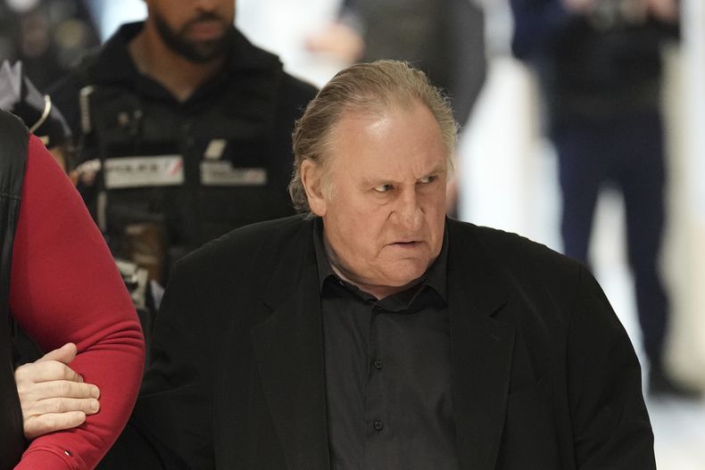 El actor francés Gerard Depardieu llega a su juicio por las presuntas agresiones sexuales a dos mujeres en una película filmada en 2021, el 27 de marzo de 2025 en París. (Foto AP/Aurelien Morissard)