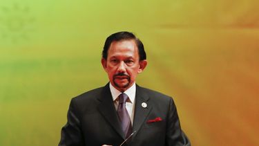 americateve | En esta fotograf&iacute;a tomada el jueves 10 de octubre de 2013, Hassanal Bolkiah, sult&aacute;n de Brunei, habla en la ceremonia de entrega de la presidencia de la Asociaci&oacute;n de Naciones del Sudeste Asi&aacute;tico (ASEAN, por sus siglas en ingl&