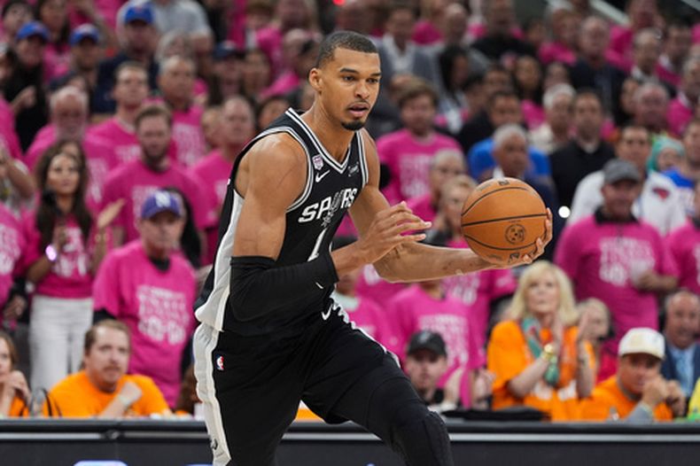 El alero de los Spurs de San Antonio, Victor Wembanyama (1), avanza hacia la canasta contra los Knicks de Nueva York durante la primera mitad del Juego 1 de la serie de las Finales de la NBA, el miércoles 3 de junio de 2026, en San Antonio. (Foto AP/Eric Gay)