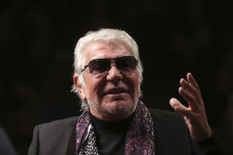 ARCHIVO - El diseñador de moda italiano Roberto Cavalli habla con periodistas antes del inicio del desfile de la colecciónde caballeros otoño-invierno 2014 de Roberto Cavalli, en la Semana de la Moda de Milán, en Milán, Italia, el 14 de enero de 2014.Cavalli, conocido por su estilo extravagante y glamoroso, murió el viernes 12 de abril de 2024 a los 83 años, anunció su compañía en una publicación de Instagram. (Foto AP/Luca Bruno)