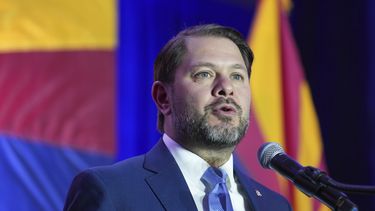 El candidato demócrata al Senado por Arizona, el representante demócrata Ruben Gallego, habla durante una fiesta de seguimiento electoral la noche del martes 5 de noviembre de 2024, en Phoenix. (AP Foto/Ross D. Franklin)
