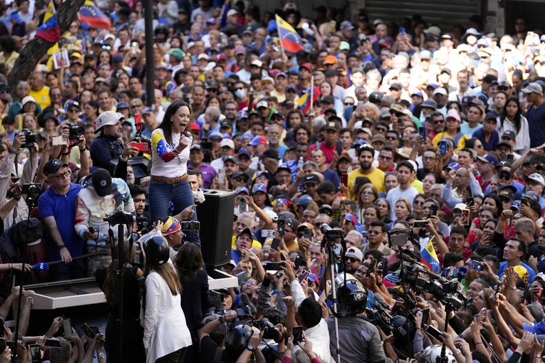 La líder de la oposición María Corina Machado le habla a sus partidarios durante una protesta contra el presidente venezolano Nicolás Maduro, el día antes de su toma de posesión para un tercer mandato en Caracas, Venezuela, el jueves 9 de enero de 2025. (AP Foto/Matías Delacroix)