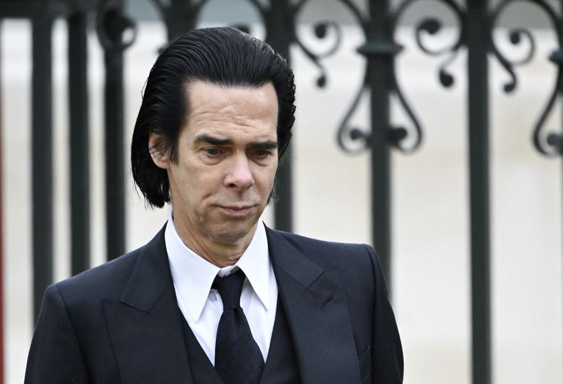 El cantante y compositor australiano Nick Cave a su llegada a la abadía de Westminster para la coronación del rey Carlos III, en Londres, el 6 de mayo de 2023. (Toby Melville, Pool vía AP)