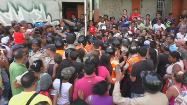 manifestantes cierran avenidas en caracas exigiendo comida y medicinas