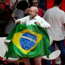 El presidente brasileño Luiz Inácio Lula da Silva llega con una bandera brasileña a un mitin de campaña con artistas en Río de Janeiro, Brasil, el miércoles 23 de septiembre de 2026. (AP Foto/Silvia Izquierdo)