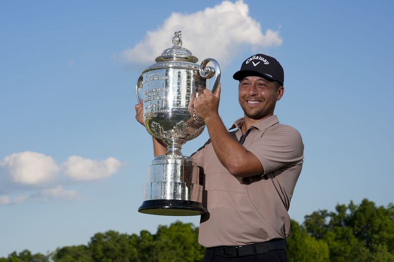 Xander Schauffele sostiene el trofeo Wanamaker después de ganar el torneo de golf del Campeonato de la PGA en el Valhalla Golf Club, el domingo 19 de mayo de 2024, en Louisville, Kentucky (AP Foto/Sue Ogrocki)