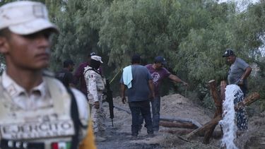 Ordenan captura de tres personas por caso de mina en México