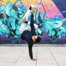 El bailarín de breakdance Victor Montalvo, 27, de Kissimmee, Florida, se presenta en Nueva York el 22 de junio de 2021. En las cinco décadas desde que el hip hop surgió en la ciudad de Nueva York, se ha extendido por todo el país y por el mundo. Y en cada paso ha habido cambios y adaptaciones, ya que voces nuevas y diferentes entraron y lo hicieron suyo. Sus cimientos están arraigados en las comunidades negras donde se dio a conocer inicialmente, pero se ha extendido tanto que no hay un rincón del mundo que no haya sido tocado por él. (Foto AP/Ted Shaffrey)