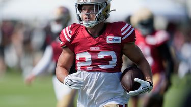 El corredor de los 49ers de San Francisco, Christian McCaffrey (23), corre durante el campamento de entrenamiento del equipo de fútbol americano, el jueves 6 de agosto de 2026, en Santa Clara, California. (Foto AP/Jeff Chiu)