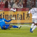 DeJuan Jones, del Revolution de Nueva Inglaterra, marca un gol ante Sean Johnson, arquero de Toronto, el sábado 6 de mayo de 2023, en un partido de la MLS (Frank Gunn/The Canadian Press via AP)