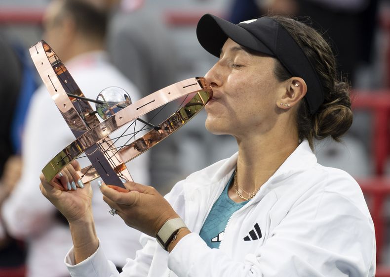 La estadounidense Jessica Pegula le da un beso al trofeo en el Abierto de Montreal al superar en la final a la rusa Liudmila Samsonova el domingo 13 de agosto del 2023. (Christinne Muschi/The Canadian Press via AP)