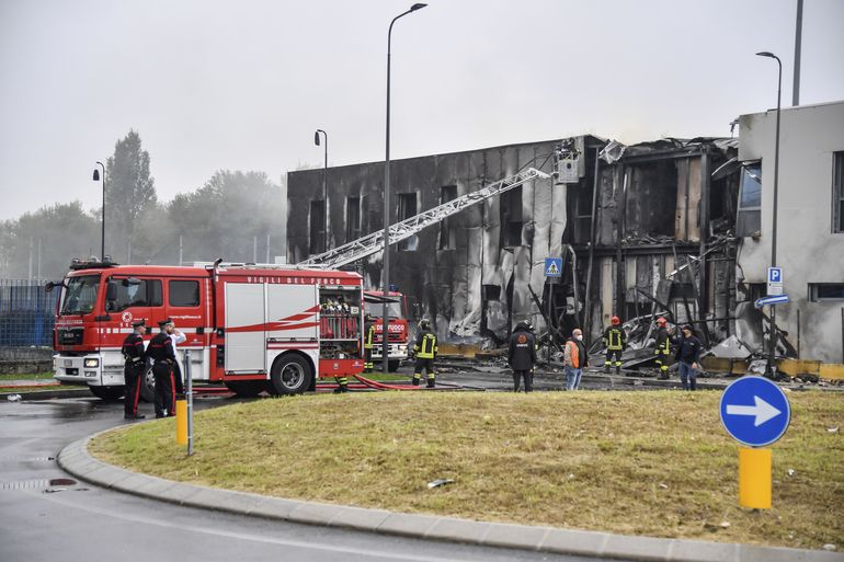 Avioneta se estrella contra edificio en Italia; mueren 8