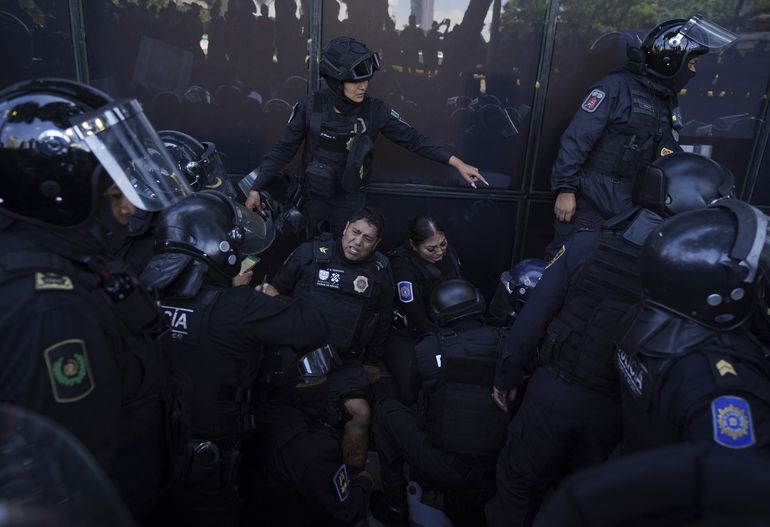 México: Explosión durante protesta deja policías heridos