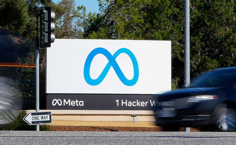 ARCHIVO – Un auto pasa frente al nuevo logotipo de Meta en un letreeo en las oficinas generales de la empresa, el 28 de octubre de 2021, en Menlo Park, California. (AP Foto/Tony Avelar, Archivo)