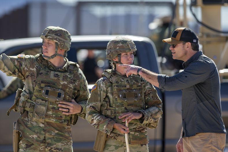 El secretario de Defensa Pete Hegseth, a la derecha, es informado por soldados del Ejército durante una visita a la frontera entre Estados Unidos y México, el lunes 3 de febrero de 2025, en Sunland Park, Nuevo México. (AP Foto/Andres Leighton, Archivo)