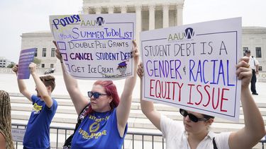 Un grupo de personas protesta afuera de la Corte Suprema, el viernes 30 de junio de 2023, en Washington. (AP Foto/Jacquelyn Martin)