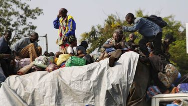 americateve | En PK12, el &uacute;ltimo control de salida de la aldea, miles de residentes musulmanes de Bangui y  Mbaiki huyen de la aldea de Bangui, en la Rep&uacute;blica Centroafricana, el viernes 7 de febrero del 2014. (Foto AP/Jerome Delay)