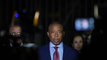 ARCHIVO - El alcalde de la ciudad de Nueva York, Eric Adams, habla con reporteros frente a la Basílica de Guadalupe, el miércoles 4 de octubre de 2023, en la Ciudad de México. (AP Foto/Eduardo Verdugo, Archivo)