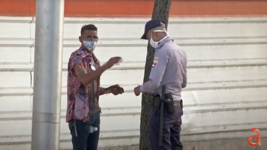 policias multan a una familia en la habana por tener musica en su casa durante la cuarentena