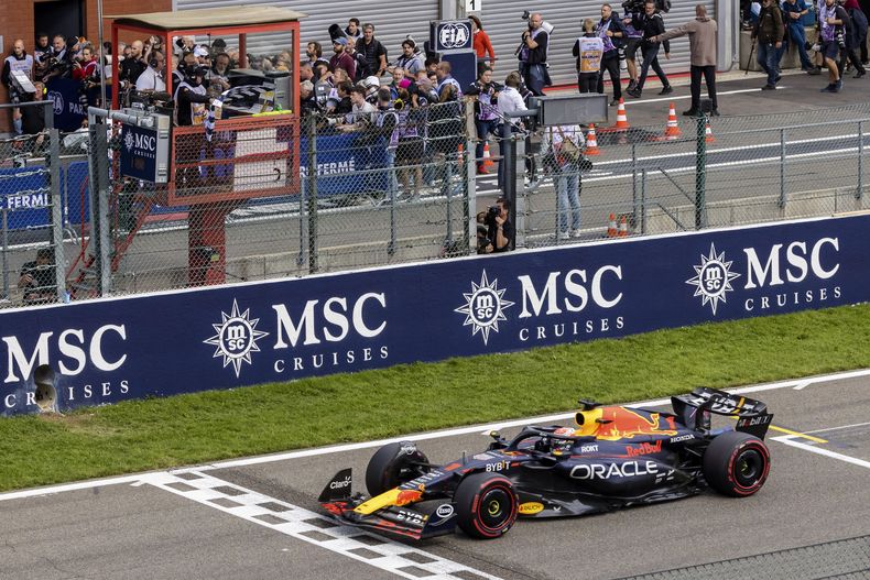 Max Verstappen recibe la bandera de cuadros al ganar el Gran Premio de Bélgica de la Fórmula Uno, el domingo 30 de julio de 2023, en Spa. (AP Foto/Geert Vanden Wijngaert)