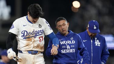 El japonés Shohei Ohtani, de los Dodgers de Los Ángeles, abandona el terreno tras lastimarse en el segundo juego de la Serie Mundial ante los Yankees de Nueva York, el sábado 26 de octubre de 2024 (AP Foto/Ashley Landis)
