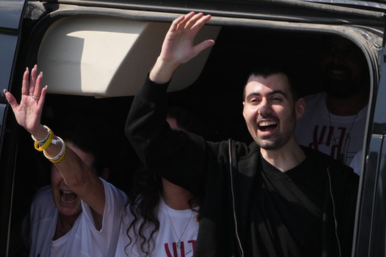 ARCHIVO - El rehén israelí liberado Guy Gilboa-Dalal saluda desde una camioneta a su llegada al hospital Beilinson, en Petah Tikva, Israel, tras ser liberado por Hamás en la Franja de Gaza, el 13 de octubre de 2025. (AP Foto/Ariel Schalit, archivo)