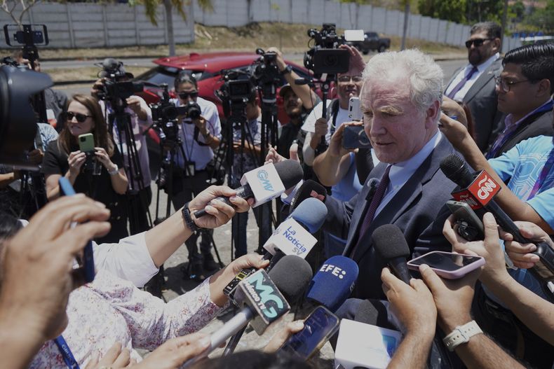 El senador estadounidense Chris Van Hollen habla con la prensa el miércoles 16 de abril de 2025 en La Libertad, El Salvador, a donde llegó con relación a la situación de Kilmar Ábrego García, un salvadoreño que vivía en Maryland hasta que el gobierno del presidente estadounidense Donald Trump lo deportó a El Salvador. (AP Foto/Salvador Meléndez)