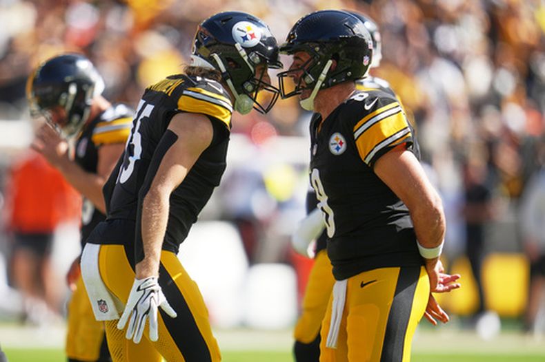 El receptor de los Steelers de Pittsburgh Ben Skowronek celebra con el quarterback Aaron Rodgers después de atrapar un pase de touchdown en el encuentro ante los Bengals de Cincinnati el domingo 27 de septiembre del 2026. (AP Foto/Gene J. Puskar)