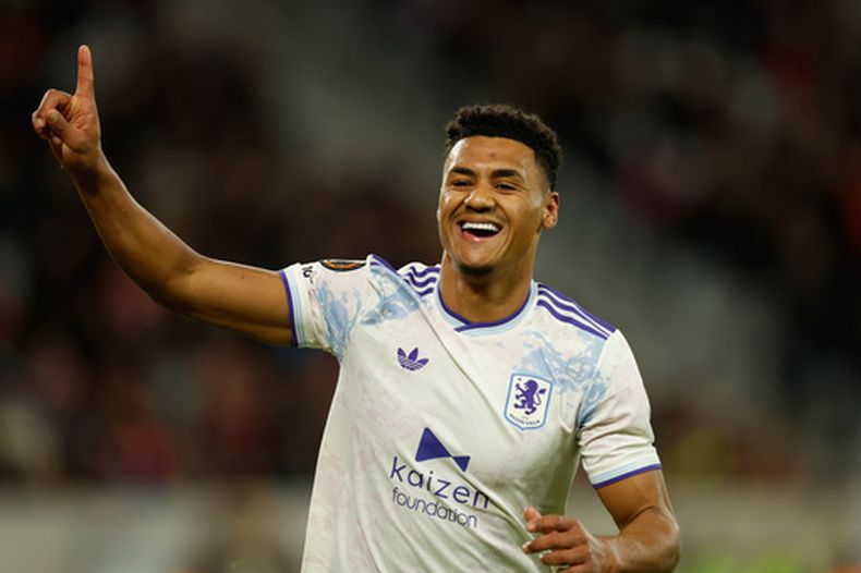 Ollie Watkins del Aston Villa celebra tras anotar en el encuentro de ida de los octavos de final de la Liga Europa ante el Lille el domingo 22 de febrero del 2026. (AP Foto/Jean-Francois Badias)