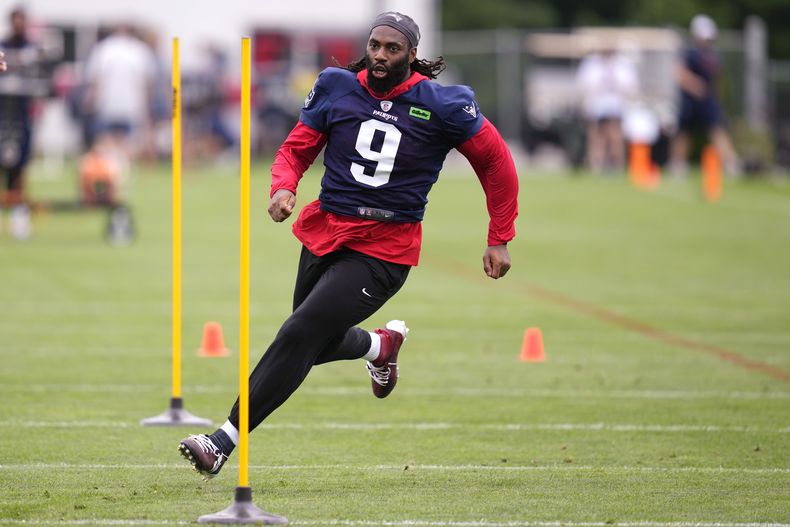 El linebacker Matthew Judon, de los Patriots de Nueva Inglaterra, corre durante un ejercicio en el campo de entrenamiento del equipo, el jueves 25 de julio de 2024, en Foxborough, Massachusets. Los Patriots intercambiaron a Judon a los Falcons de Atlanta por una selección de tercera ronda de draft, dijo una persona con conocimiento del acuerdo a The Associated Press el miércoles 14 de agosto de 2024. (AP Foto/Charles Krupa/Archivo)