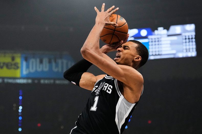 El alero de los Spurs de San Antonio, Victor Wembanyama, reacciona tras recibir una falta durante la primera mitad del primer partido (Game 1) de una serie de tercera ronda de los playoffs del baloncesto de la NBA contra el Thunder de Oklahoma City, el lunes 18 de mayo de 2026, en Oklahoma City. (Foto AP/Tony Gutierrez)