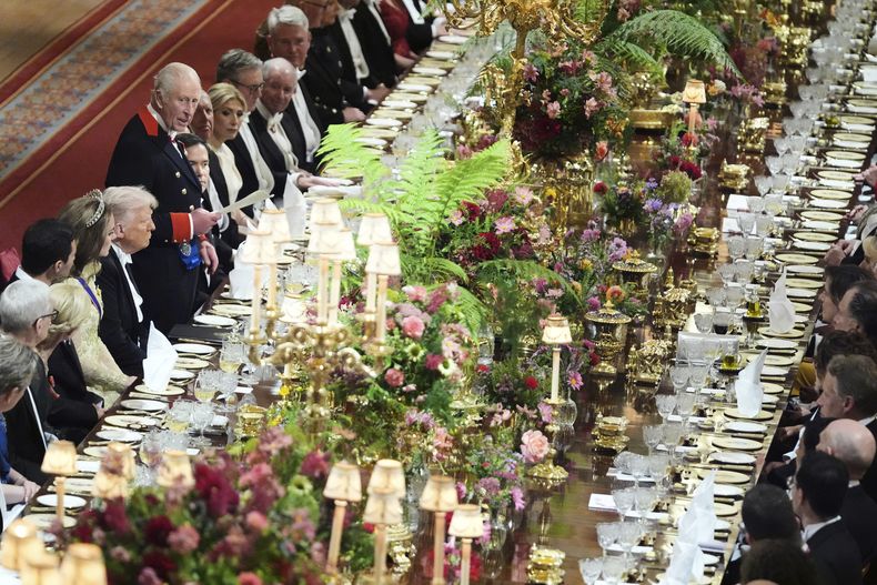 El rey Carlos III del Reino Unido, en el centro a la izquierda, habla en una cena de Estado durante la visita oficial del presidente de EEUU, Donald Trump, al Castillo de Windsor, en Windsor, Inglaterra, el miércoles 17 de septiembre de 2025. (AP Foto/Evan Vucci, Pool)