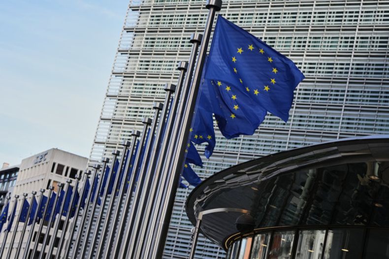 ARCHIVO - Banderas de la Unión Europea ondean en el viento ante la sede de a Unión Europea en Bruselas, el 4 de noviembre de 2025. (AP Foto/Virginia Mayo, Archivo)
