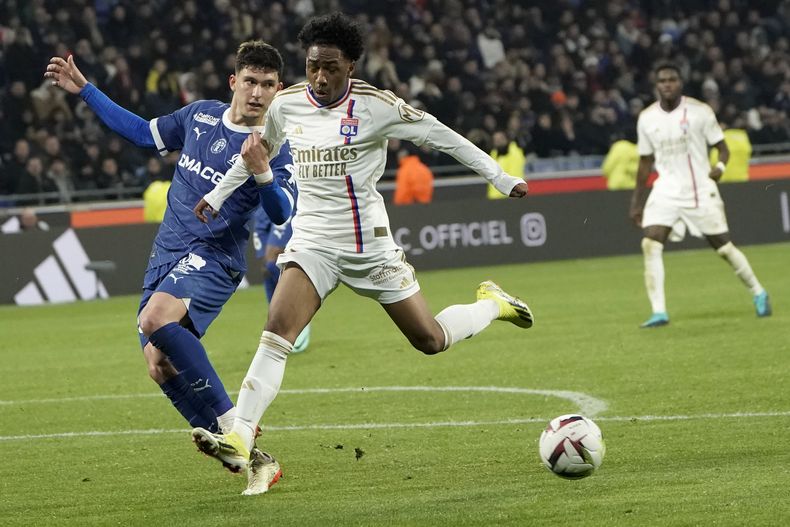Tino Kadewere del Lyon pelea por el balón con Leonardo Balerdi del Marsella en el encuentro de la liga francesa en el estadio Groupama el domingo 4 de febrero del 2024. (AP Foto/Laurent Cipriani)